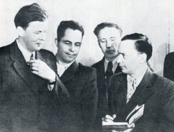 Аркадий Кулешов подписывает свою книгу Александру Твардовскому. Москва, 1949 год